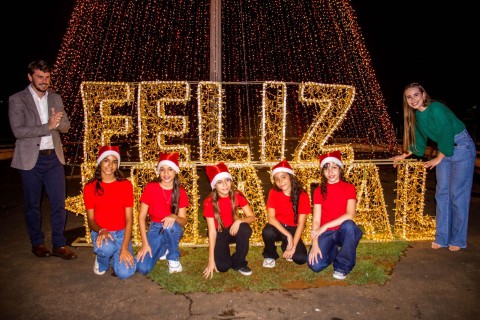 Queremos que o Lago Recanto das Araras seja um cartão-postal cada vez mais bonito”, diz o prefeito Maycllyn na inauguração da iluminação natalina